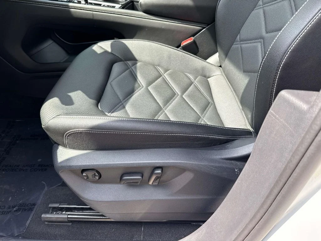 Used 2025  Volkswagen 2.0T SE w/Technology image 17