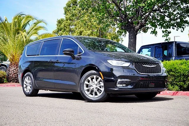 New 2026 Diamond Black Crystal Pearl-Coat Exterior Paint Chrysler Select image 1