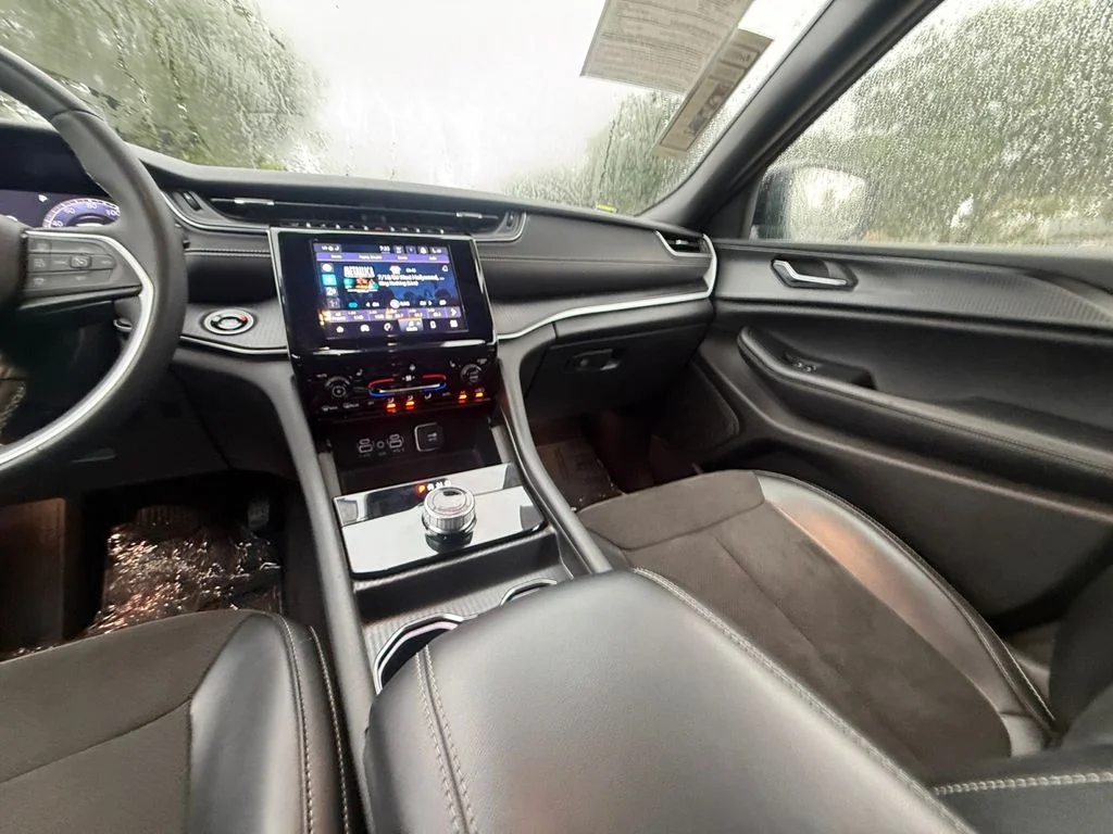 Used 2024 Gray Jeep Altitude image 15