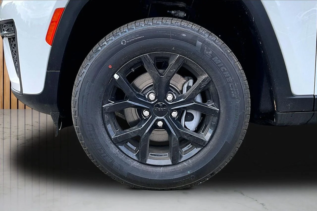 New 2026 Bright White Clear-Coat Exterior Paint Jeep Altitude image 32