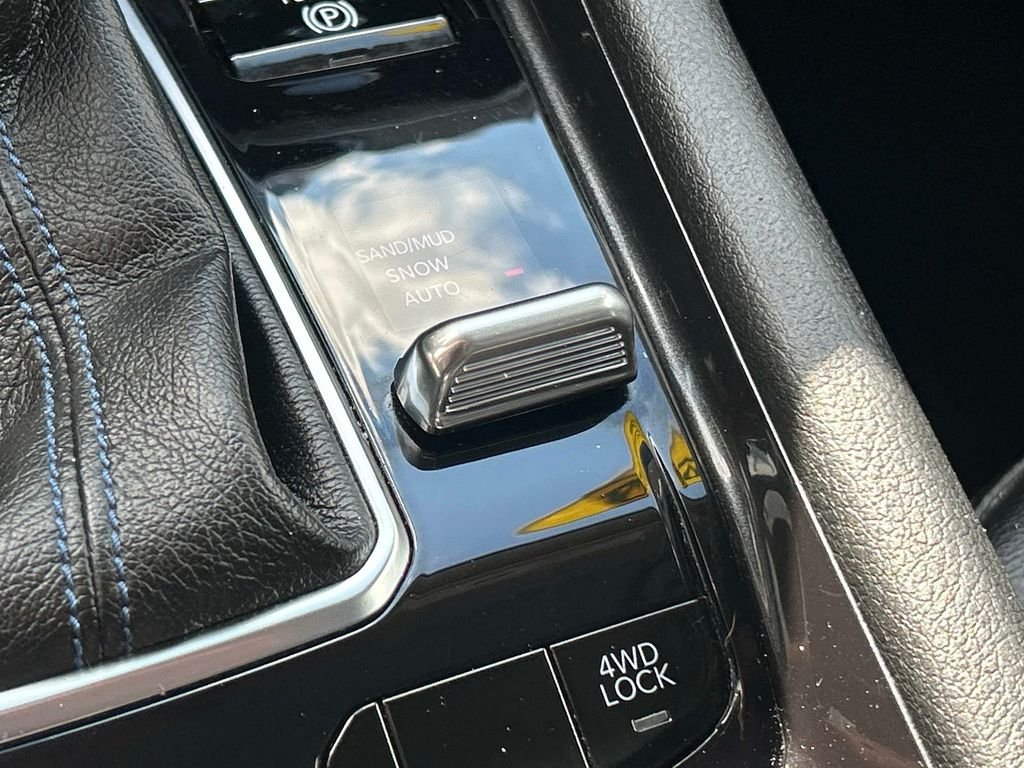 Used 2022 White Jeep Latitude image 27