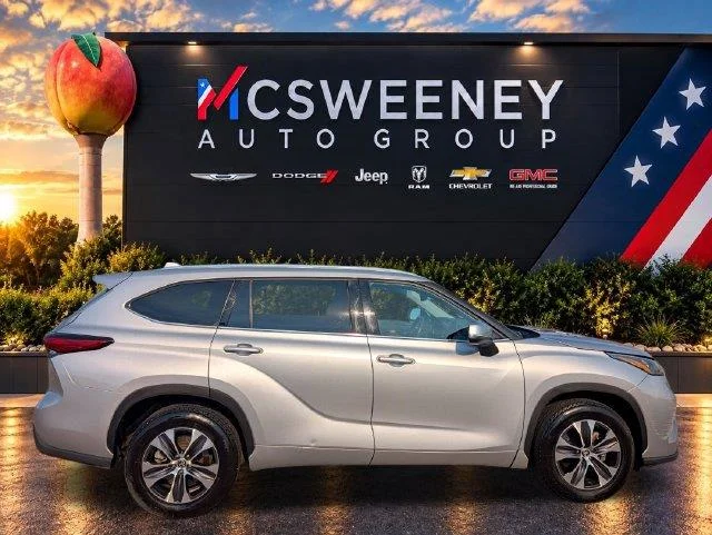 Used 2020 White Toyota XLE image 6