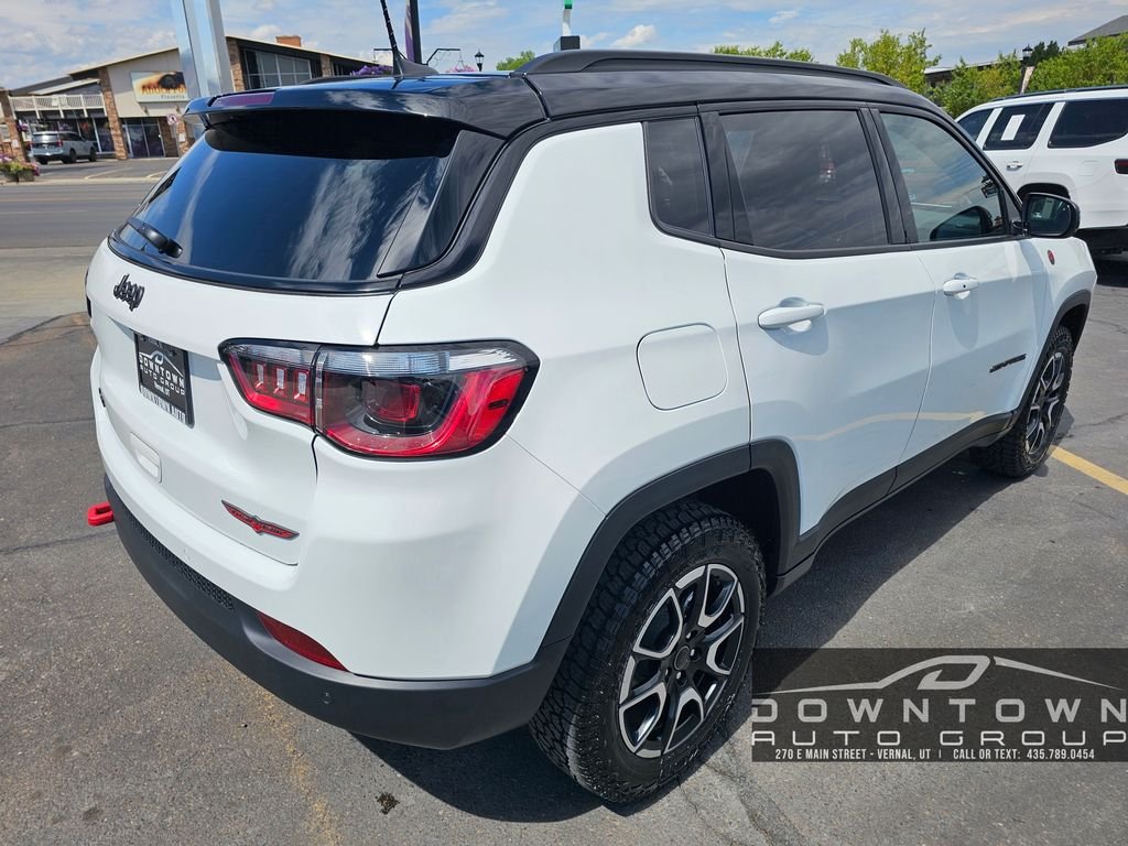 New 2026 Bright White Clear-Coat Exterior Paint Jeep Trailhawk image 3