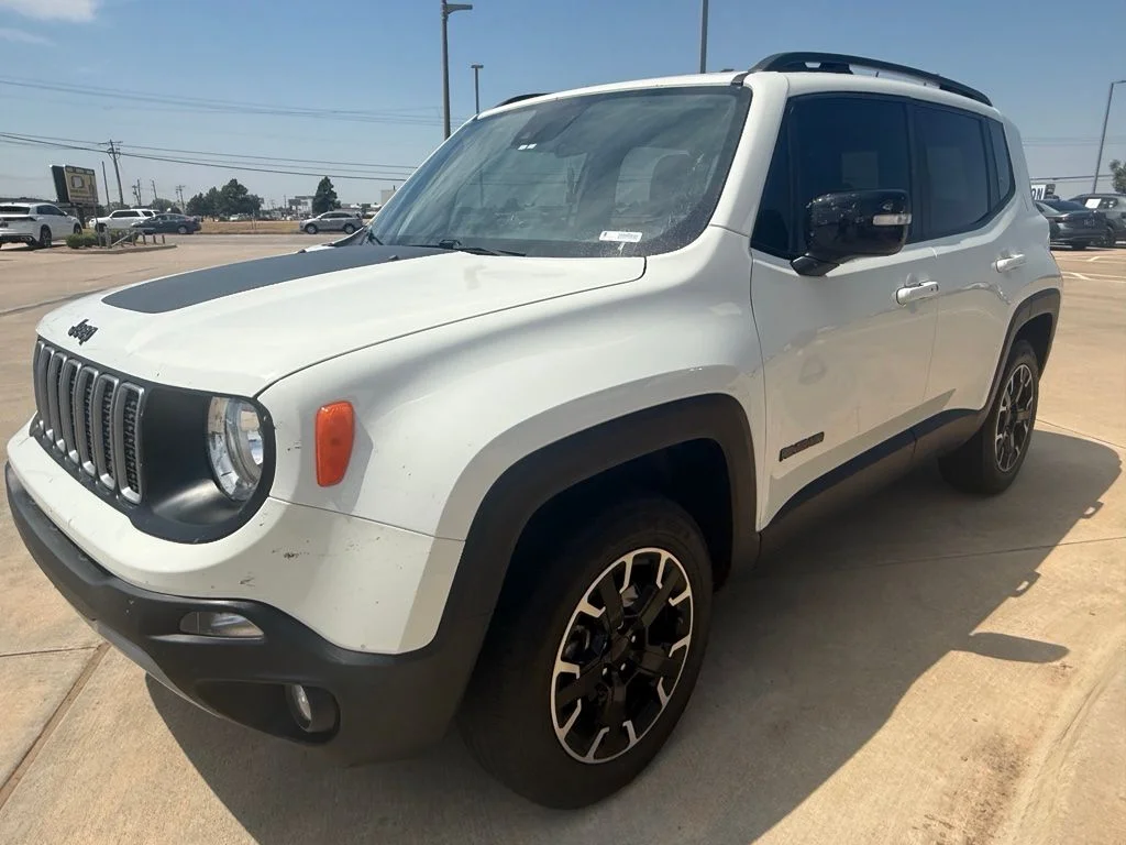 Used 2023 Alpine White Clearcoat Jeep Latitude image 7