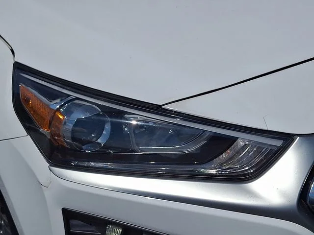 Used 2020 White Hyundai SE image 8