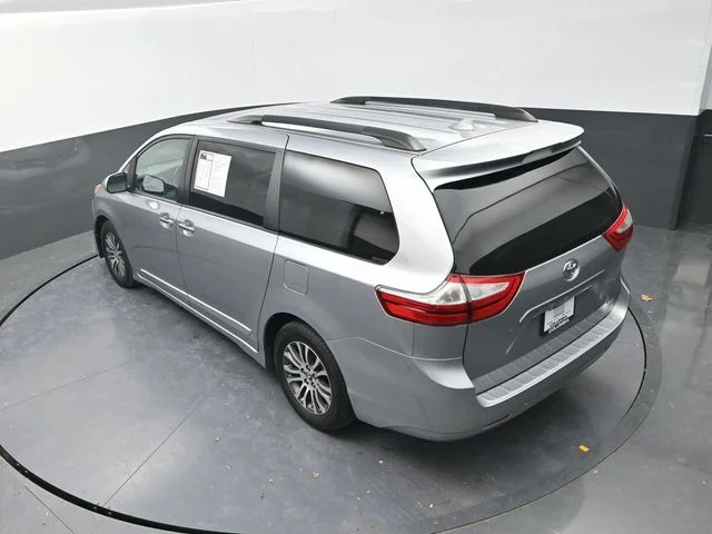 Used 2018 Silver Toyota XLE image 16