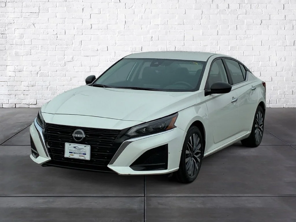 Used 2025 White Nissan 2.5 SV image 2