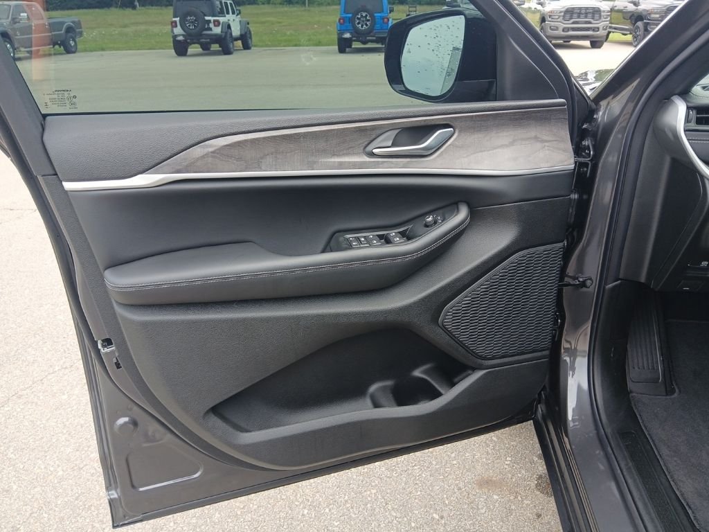 New 2026 Baltic Gray Metallic Clear-Coat Exterior Paint Jeep Laredo image 29