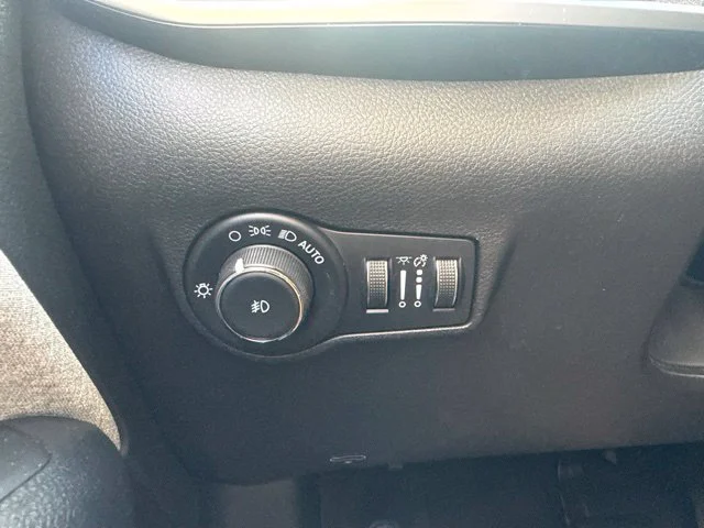 Used 2022 Black Jeep Latitude image 18