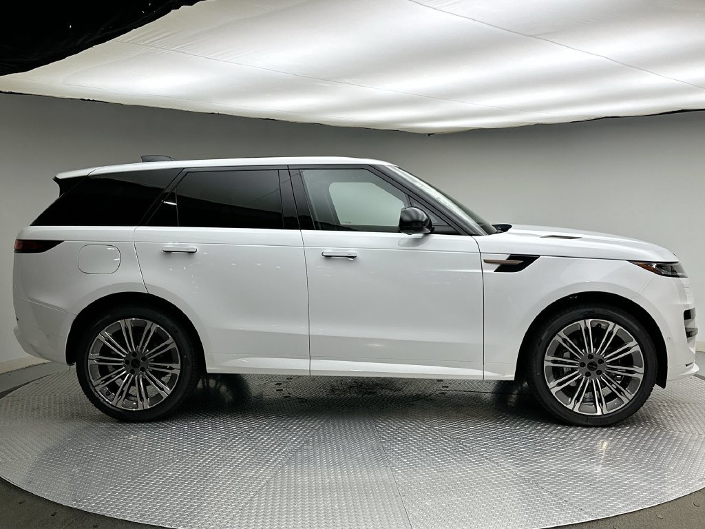 New 2027 Fuji White Land Rover Dynamic SE image 4