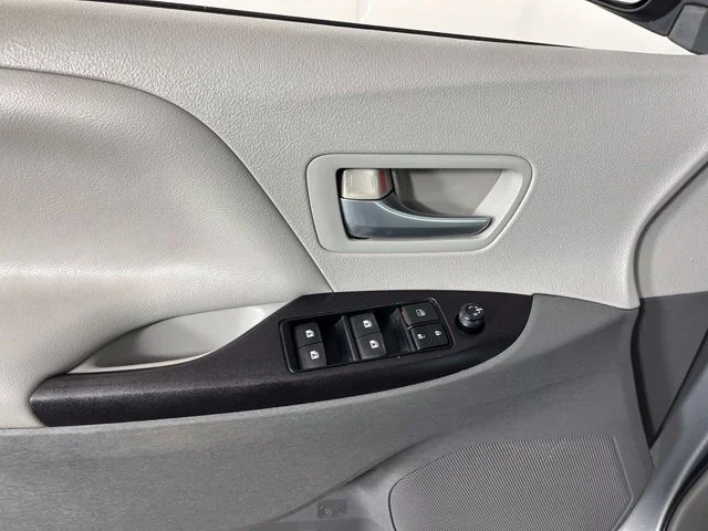 Used 2015 Silver Toyota LE image 16