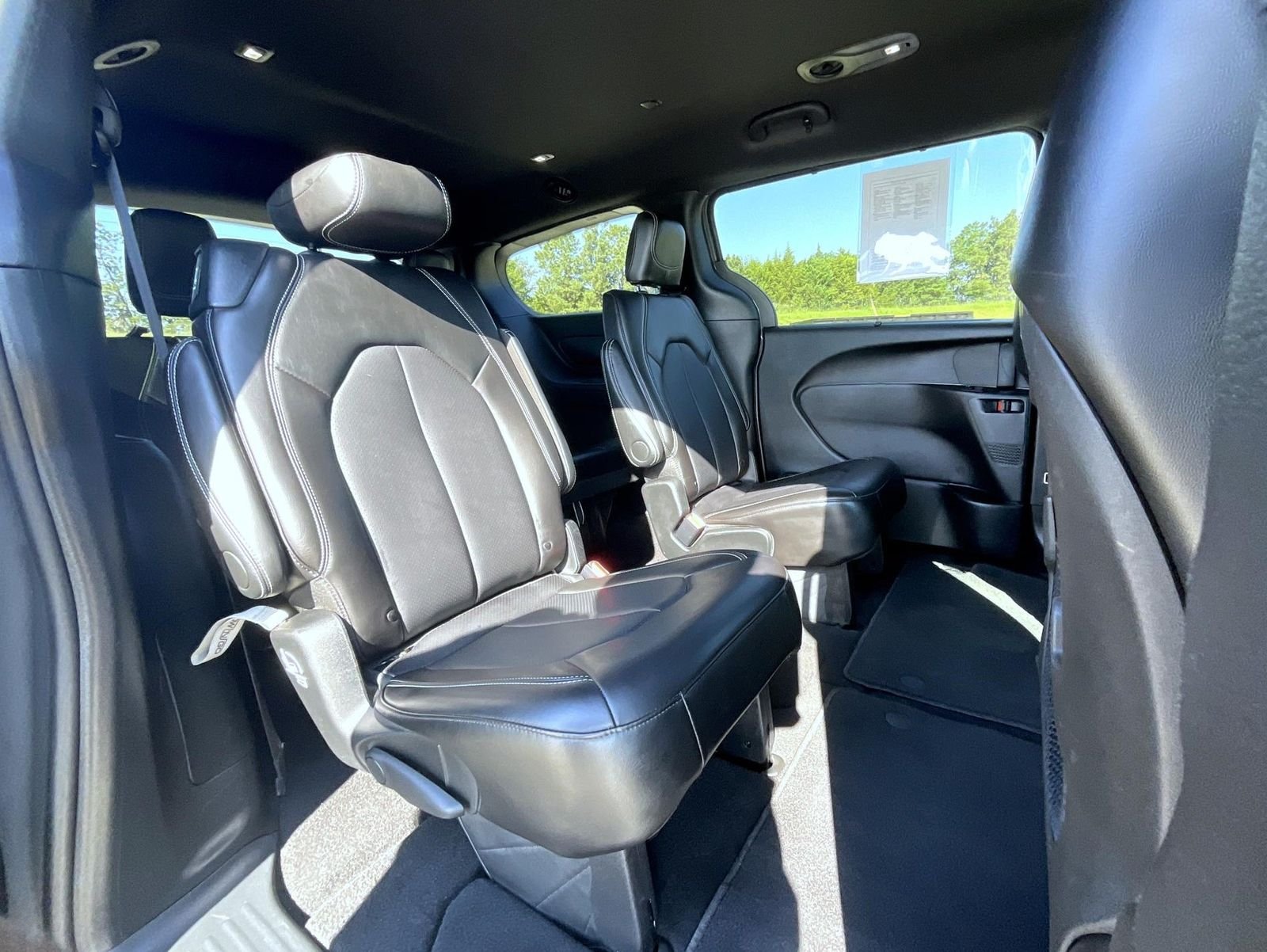 Used 2025 White Chrysler Select image 22