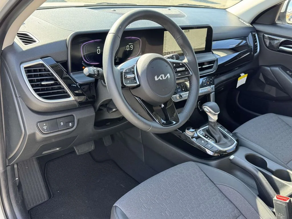 Used 2026 White Kia S image 2