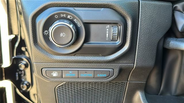 Used 2024  Jeep Sport S image 18