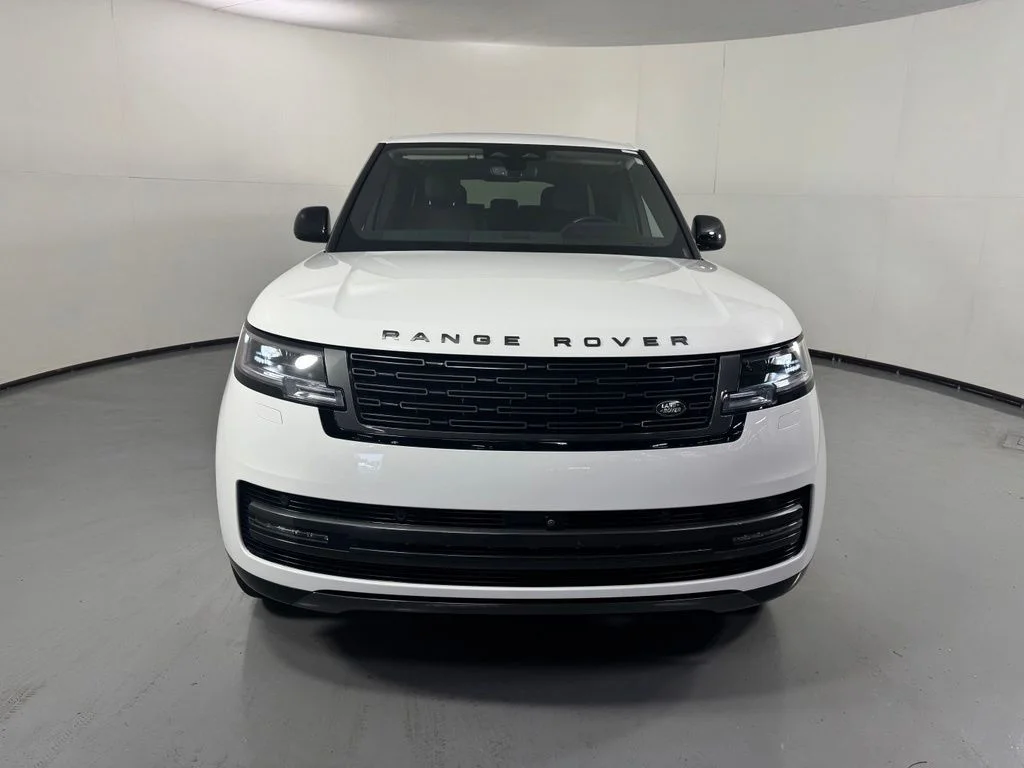 Used 2025 Fuji White Land Rover SE image 2