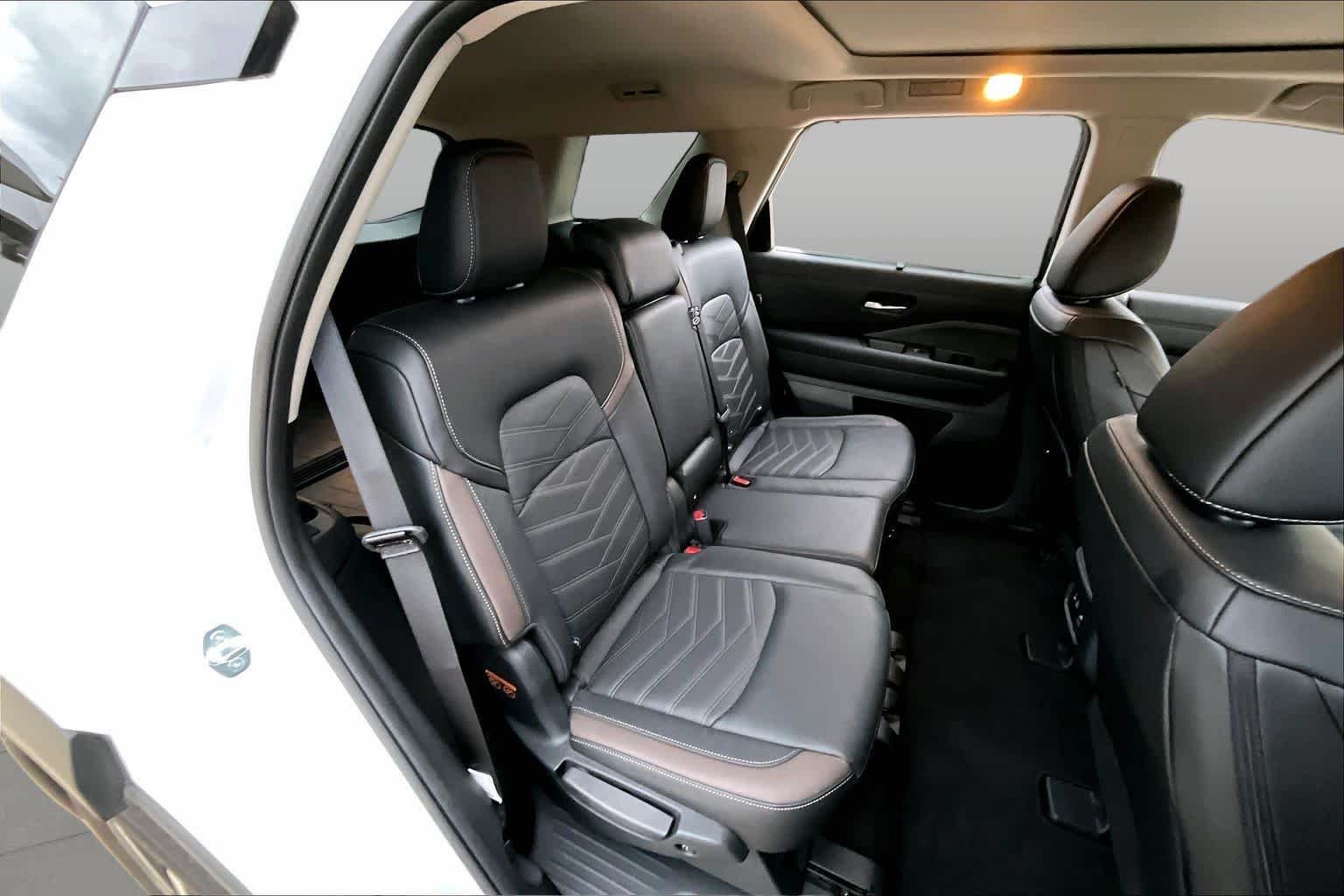 Certified Used 2025 Everest White Pearl Tricoat Nissan Platinum image 19