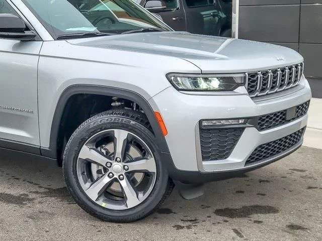 New 2026 Silver Zynith Exterior Paint Jeep Limited image 2