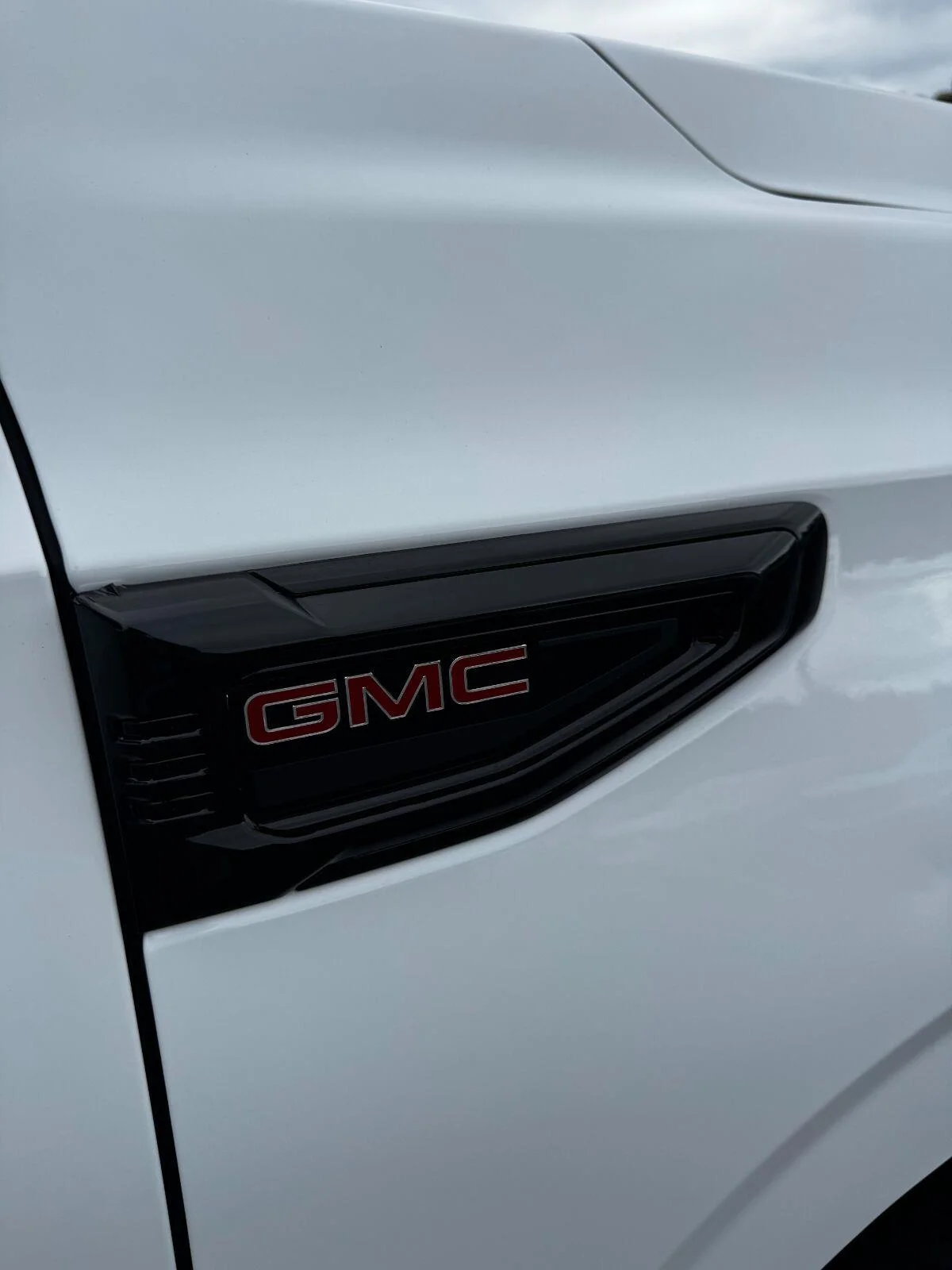 Used 2025 Summit White GMC Elevation image 17