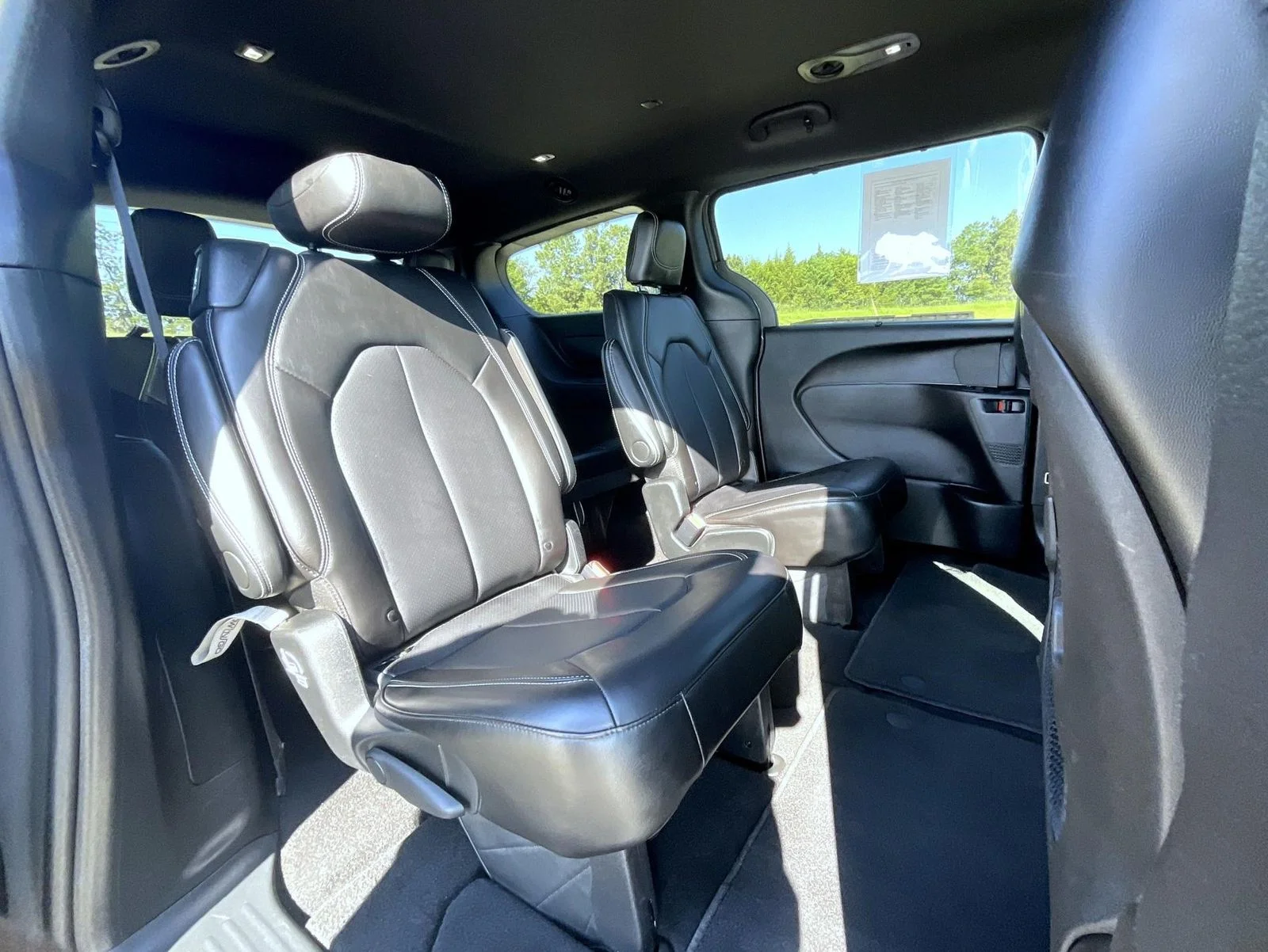 Used 2025 White Chrysler Select image 22