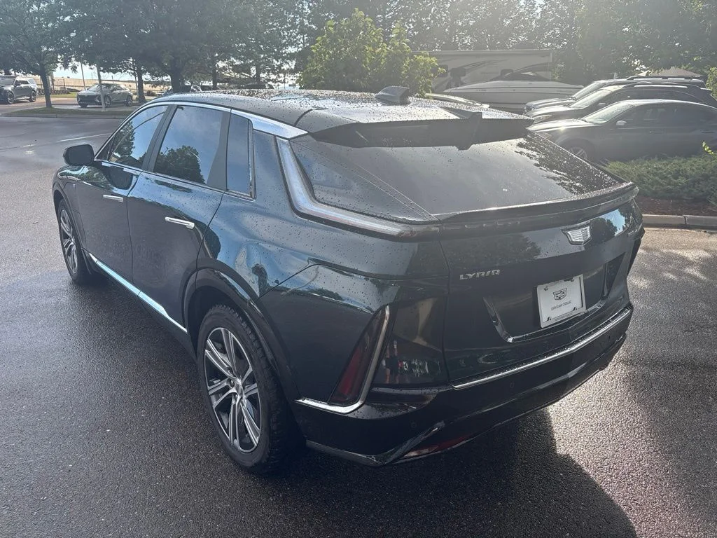 Used 2024 Emerald Cadillac Luxury image 3