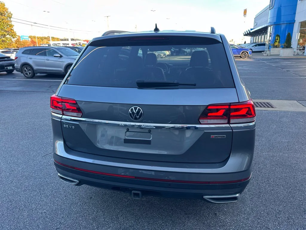 Used 2022 Deep Black Pearl Volkswagen 3.6L V6 SE w/Technology image 5