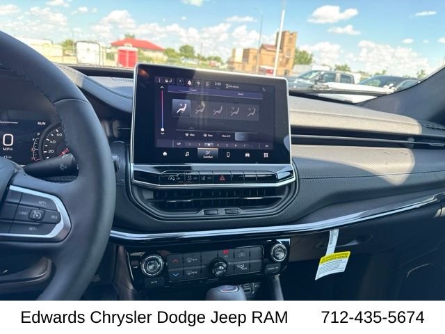 New 2026 Hydro Blue Pearl-Coat Exterior Paint Jeep Latitude image 17