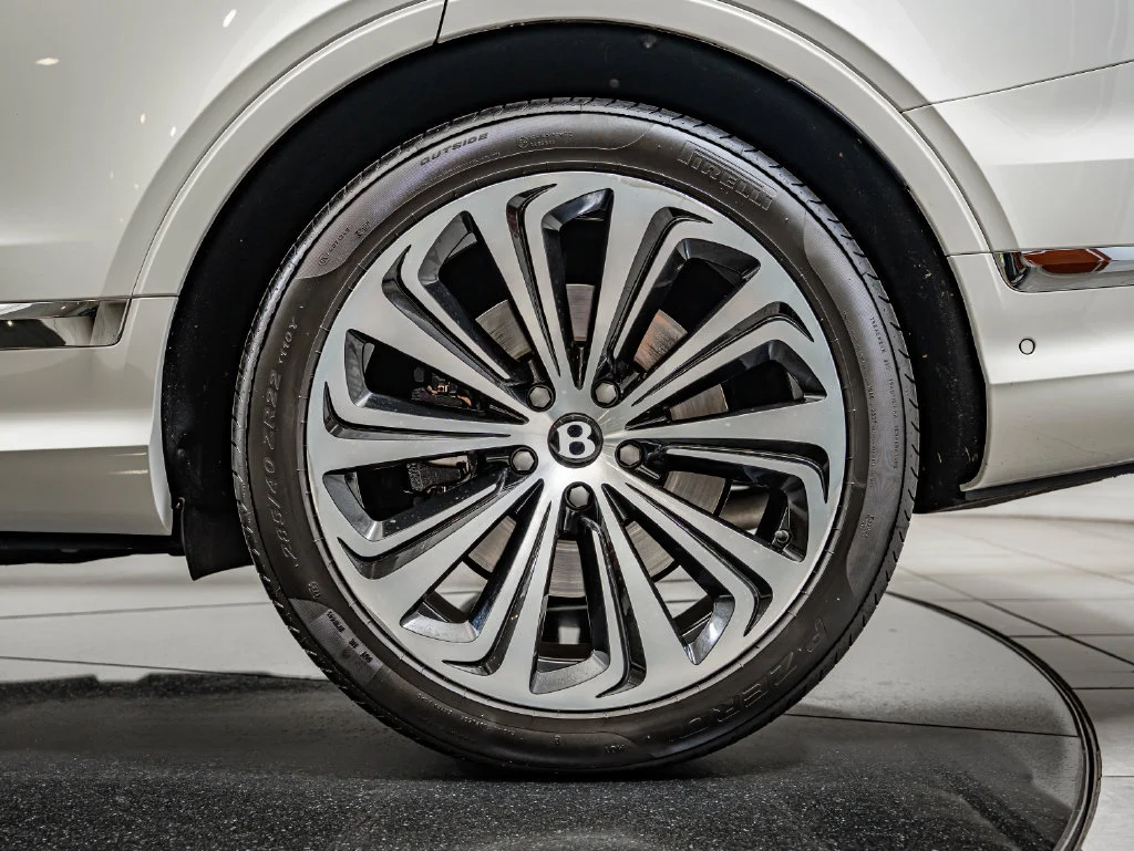 Used 2022 White Bentley V8 image 82