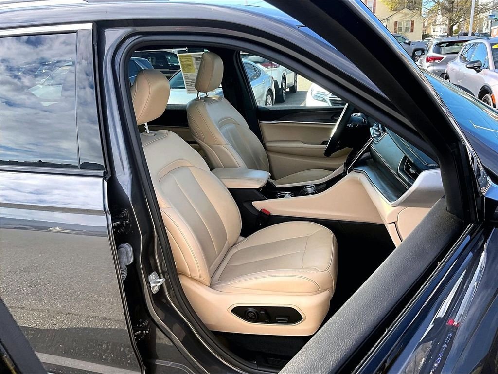 Used 2023 Metallic Jeep Limited image 11