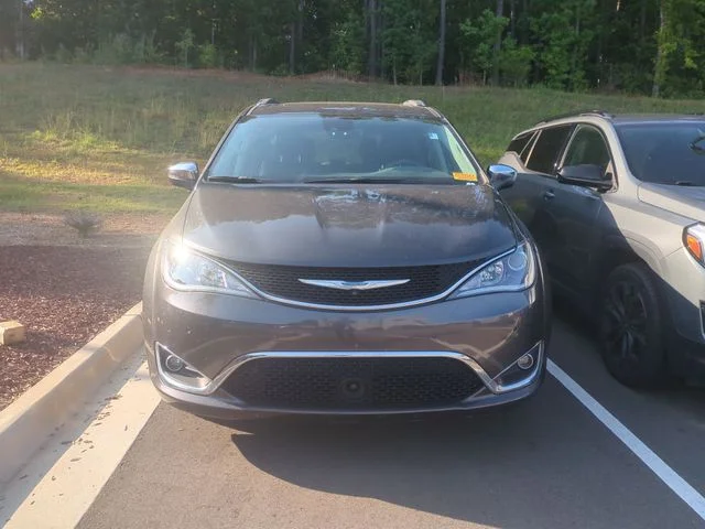 Used 2018 Gray Chrysler Limited image 3