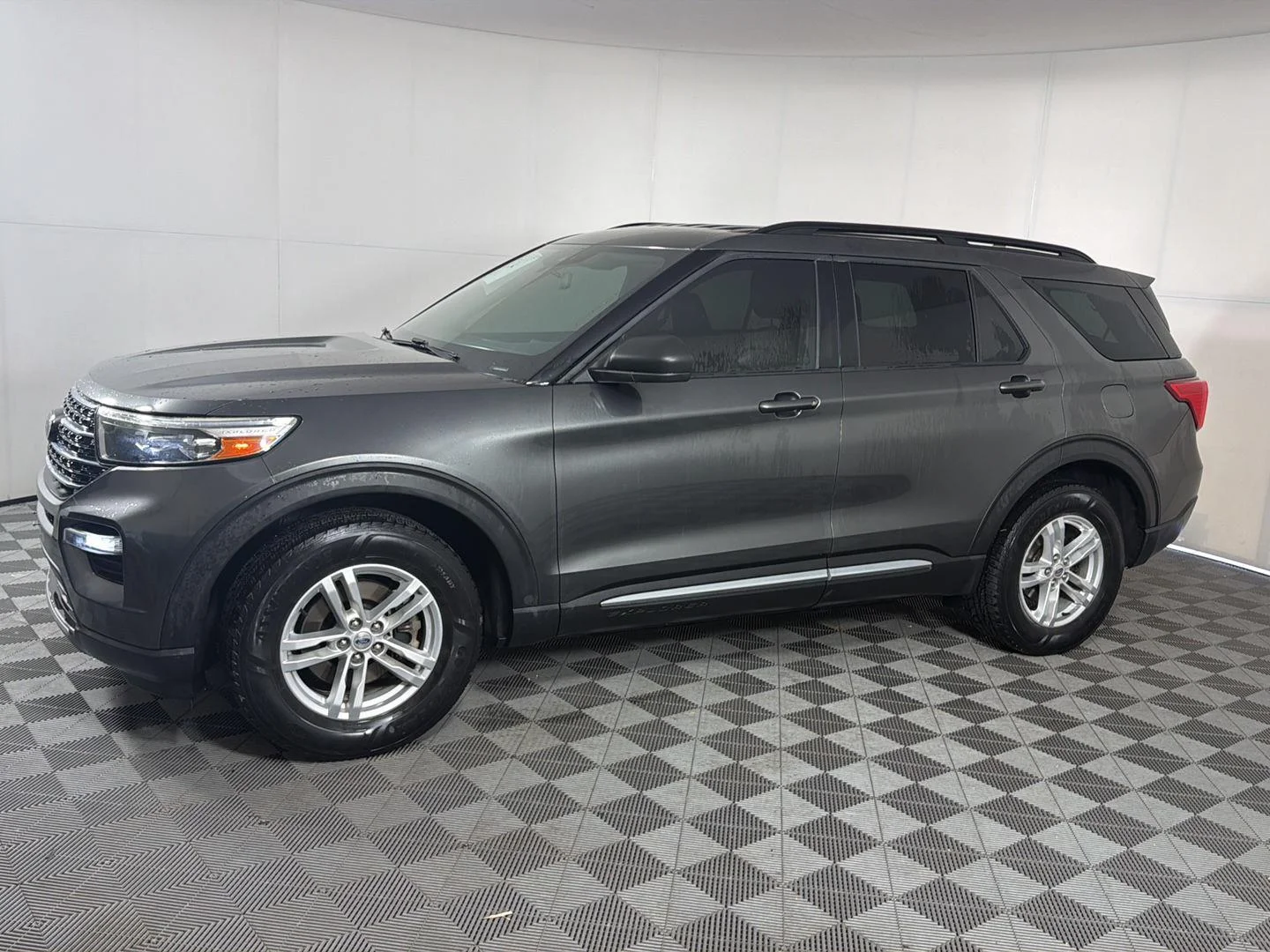 Used 2020 Magnetic Ford XLT image 2
