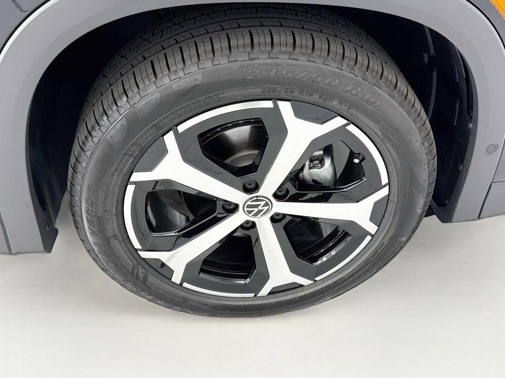 New 2026 Deep Black Pearl Volkswagen SE image 30
