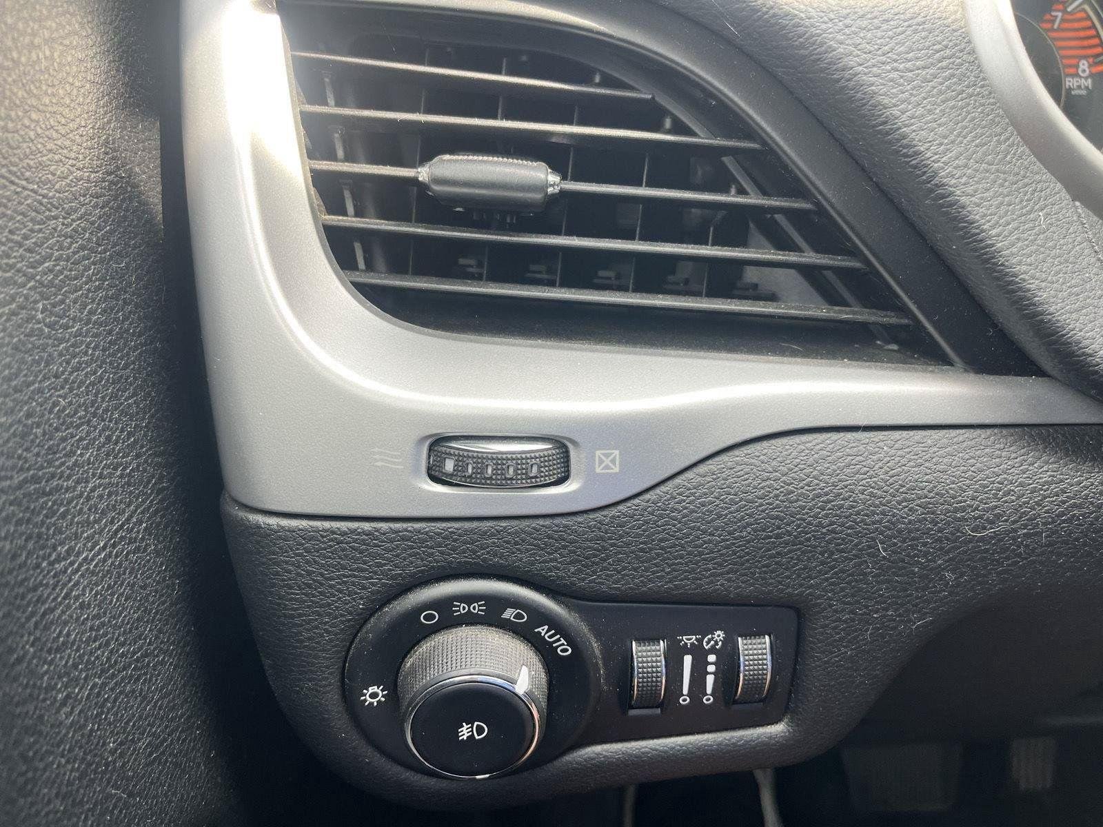 Used 2016 Bright White Clearcoat Jeep Trailhawk image 23