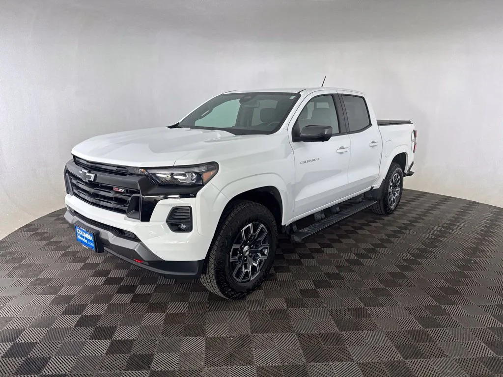 Used 2025 White Chevrolet Z71 image 3