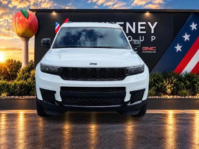 Used 2024 White Jeep Altitude image 8