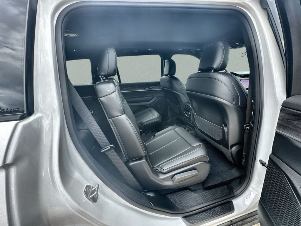 New 2025 Bright White Clear-Coat Exterior Paint Jeep Limited image 44