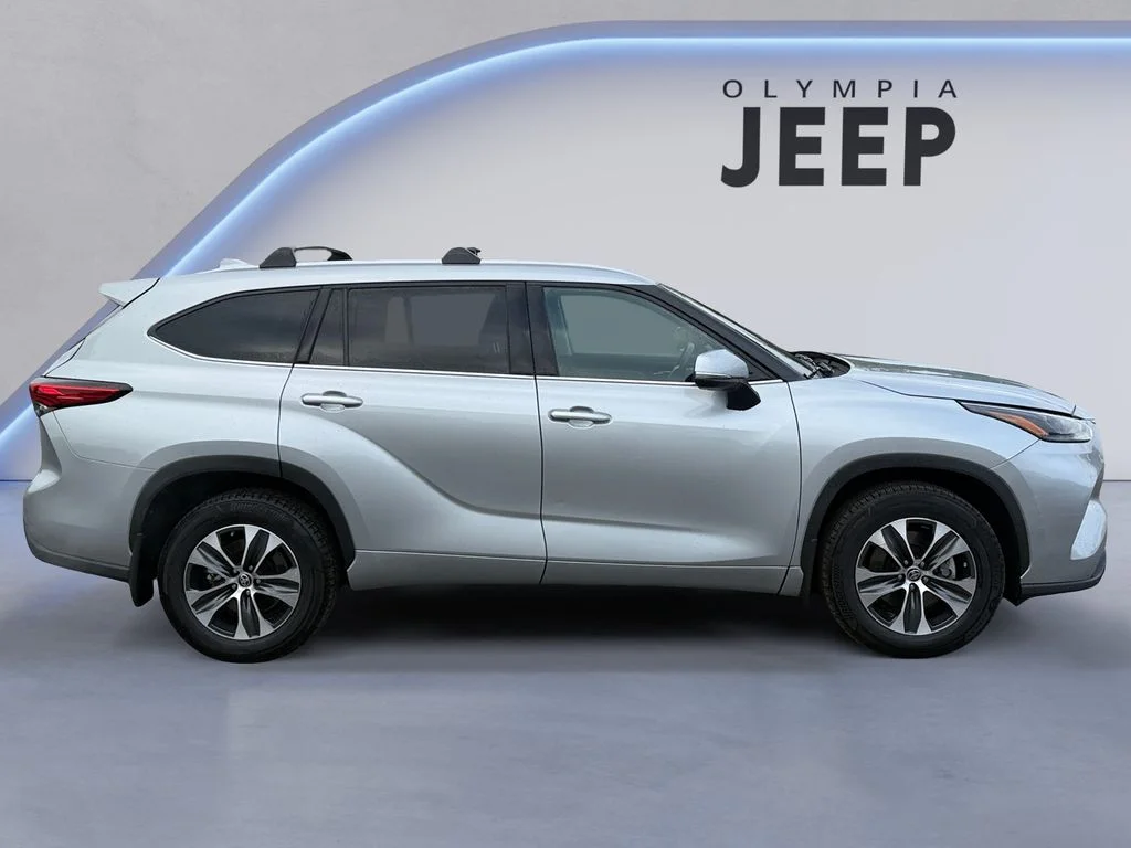 Used 2022 Silver Toyota XLE image 7
