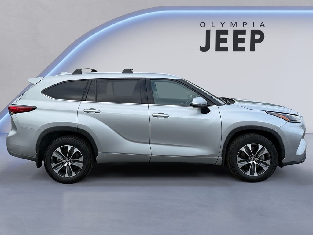 Used 2022 Silver Toyota XLE image 7