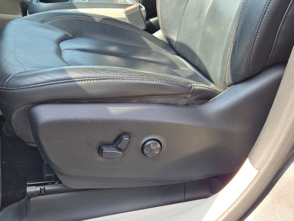 Used 2018 Gray Chrysler Touring L Plus image 23