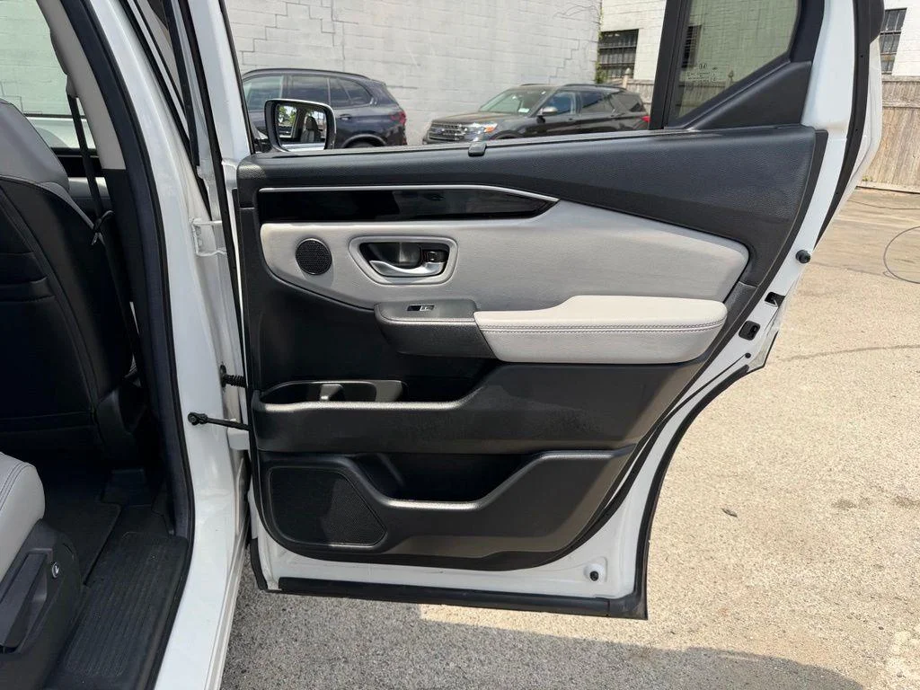 Used 2025 White Honda EX-L image 17