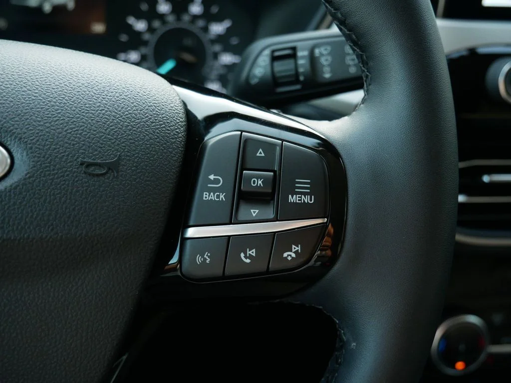 Used 2022 Red Ford SE image 19