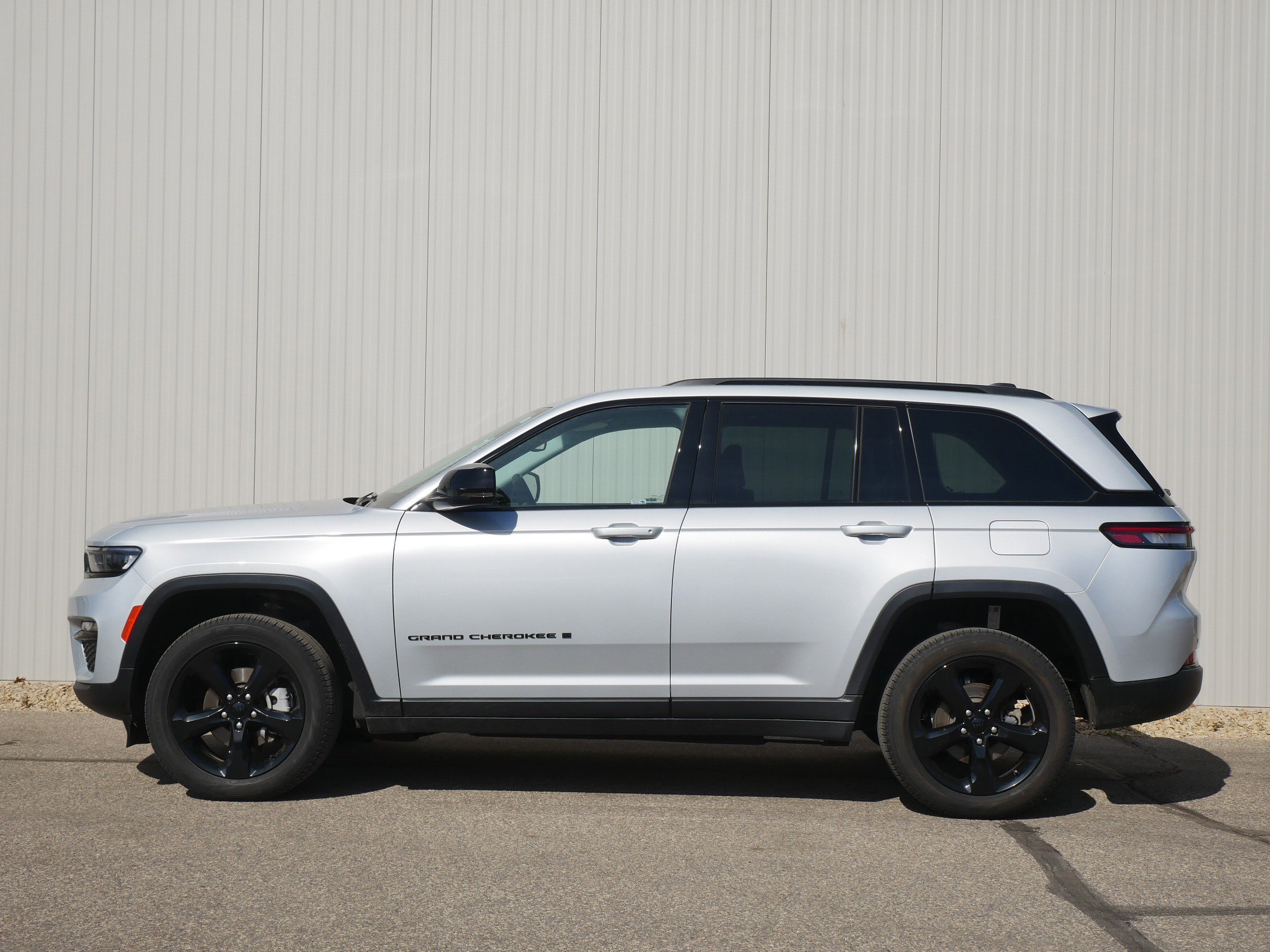 Used 2023 Jeep Grand Cherokee Limited with VIN 1C4RJHBG5PC570775 for sale in Hastings, Minnesota