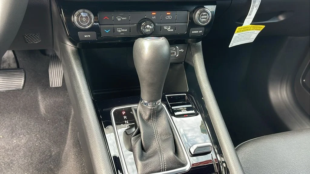 Used 2026 White Jeep Latitude image 26