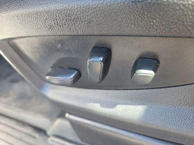Used 2018 White GMC Base image 13