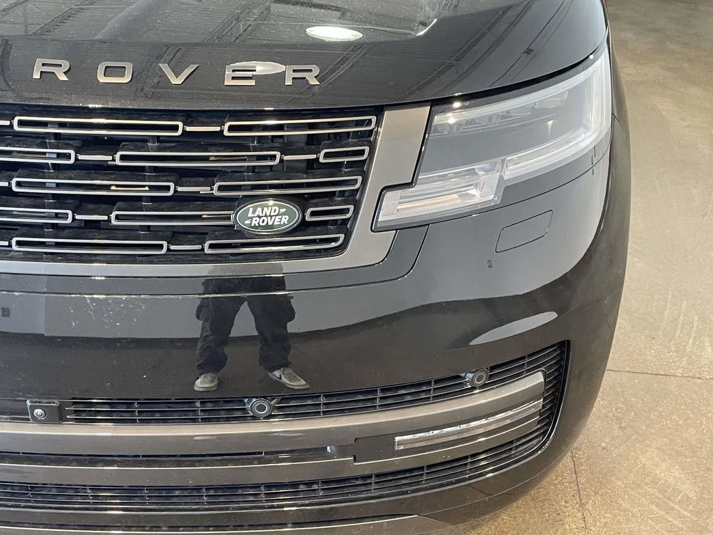 New 2026 Santorini Black Land Rover SE image 7