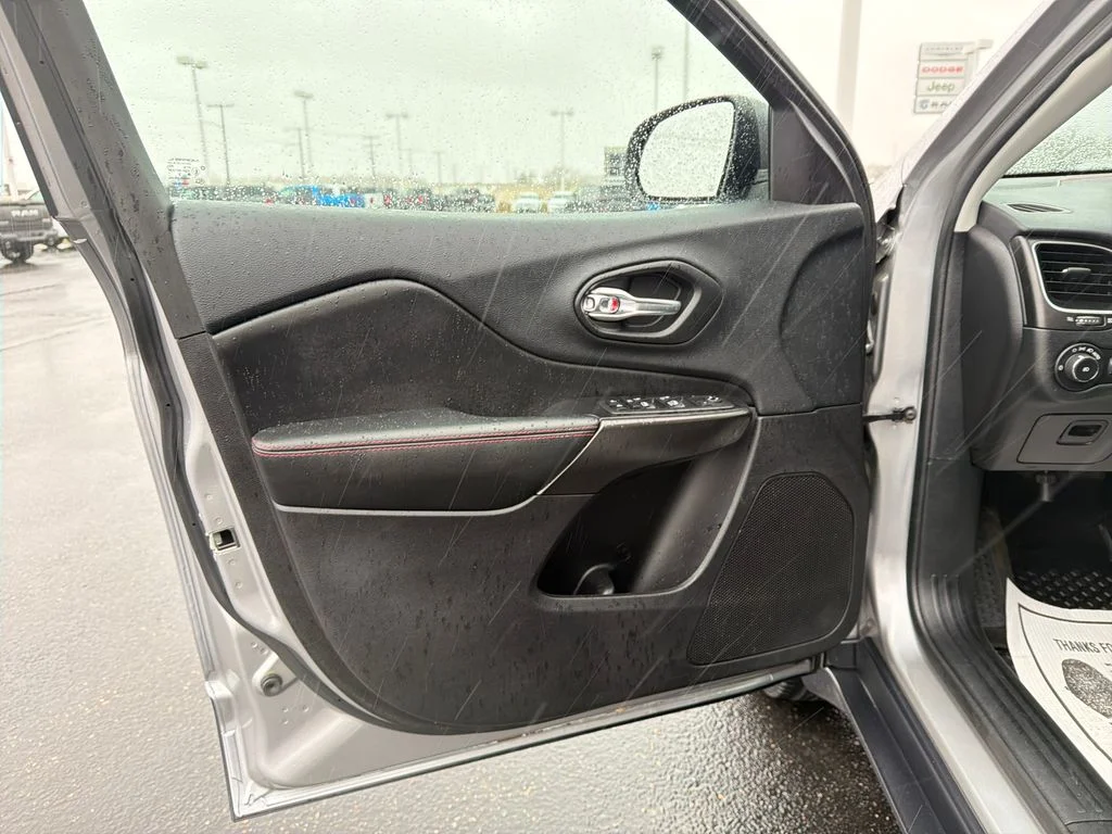 Used 2020 Silver Jeep Trailhawk image 10