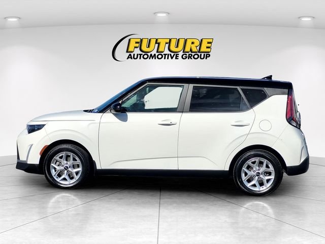 Used 2023 White Kia S image 7