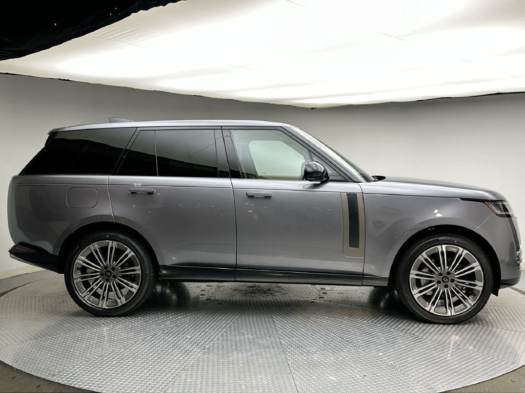 New 2027 Eiger Grey Metallic Land Rover SE image 4