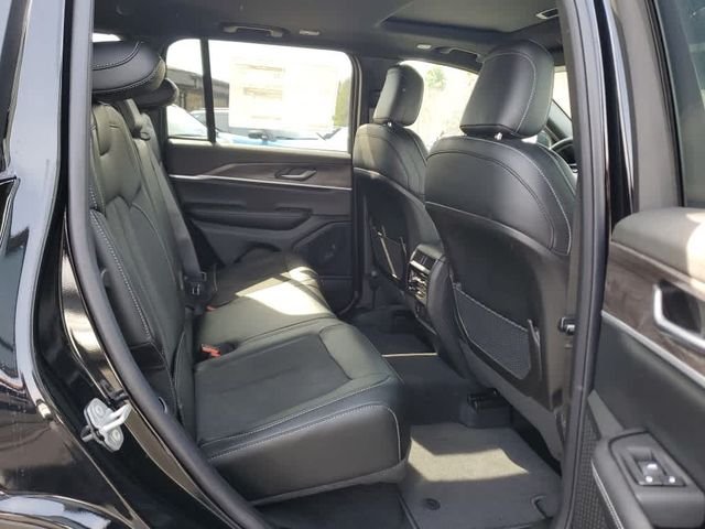 New 2026 Diamond Black Crystal Pearl-Coat Exterior Paint Jeep Altitude image 23