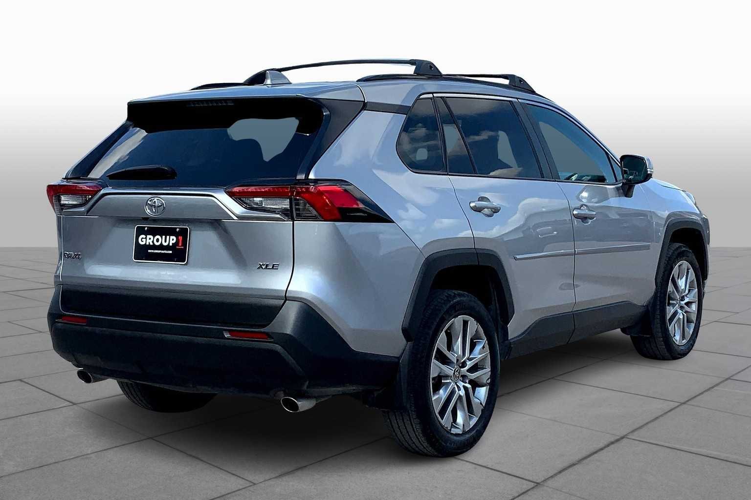 Used 2022 Silver Sky Metallic Toyota XLE Premium image 12