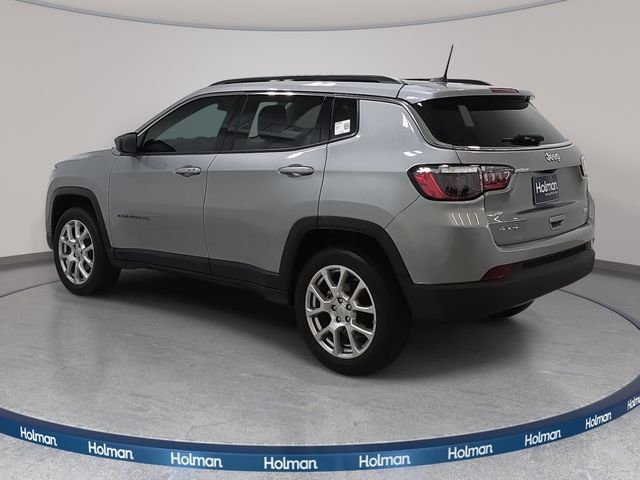 Used 2022 Silver Jeep Latitude Lux image 8